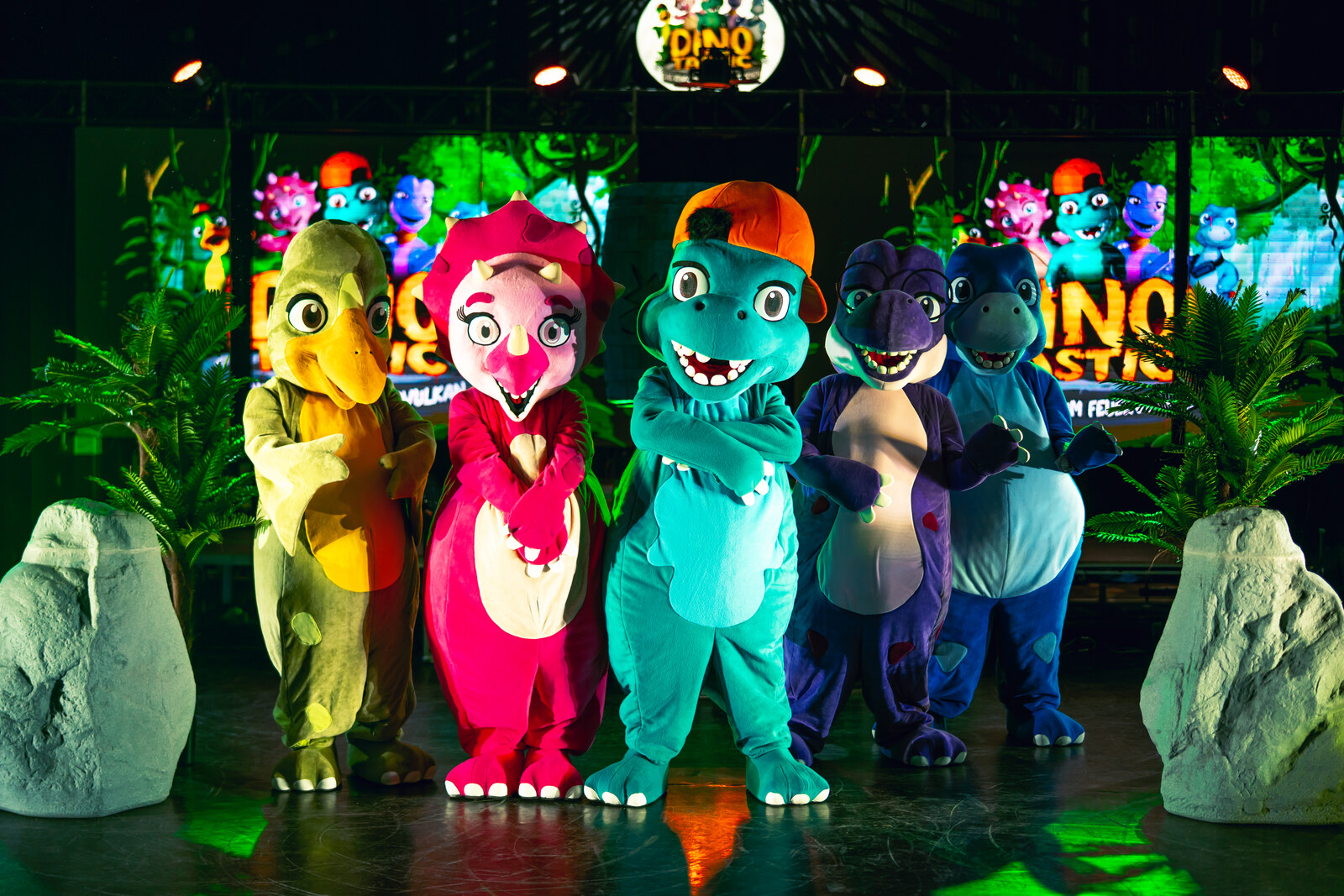Die fünf DINOTASTIC Dinos auf der Bühne